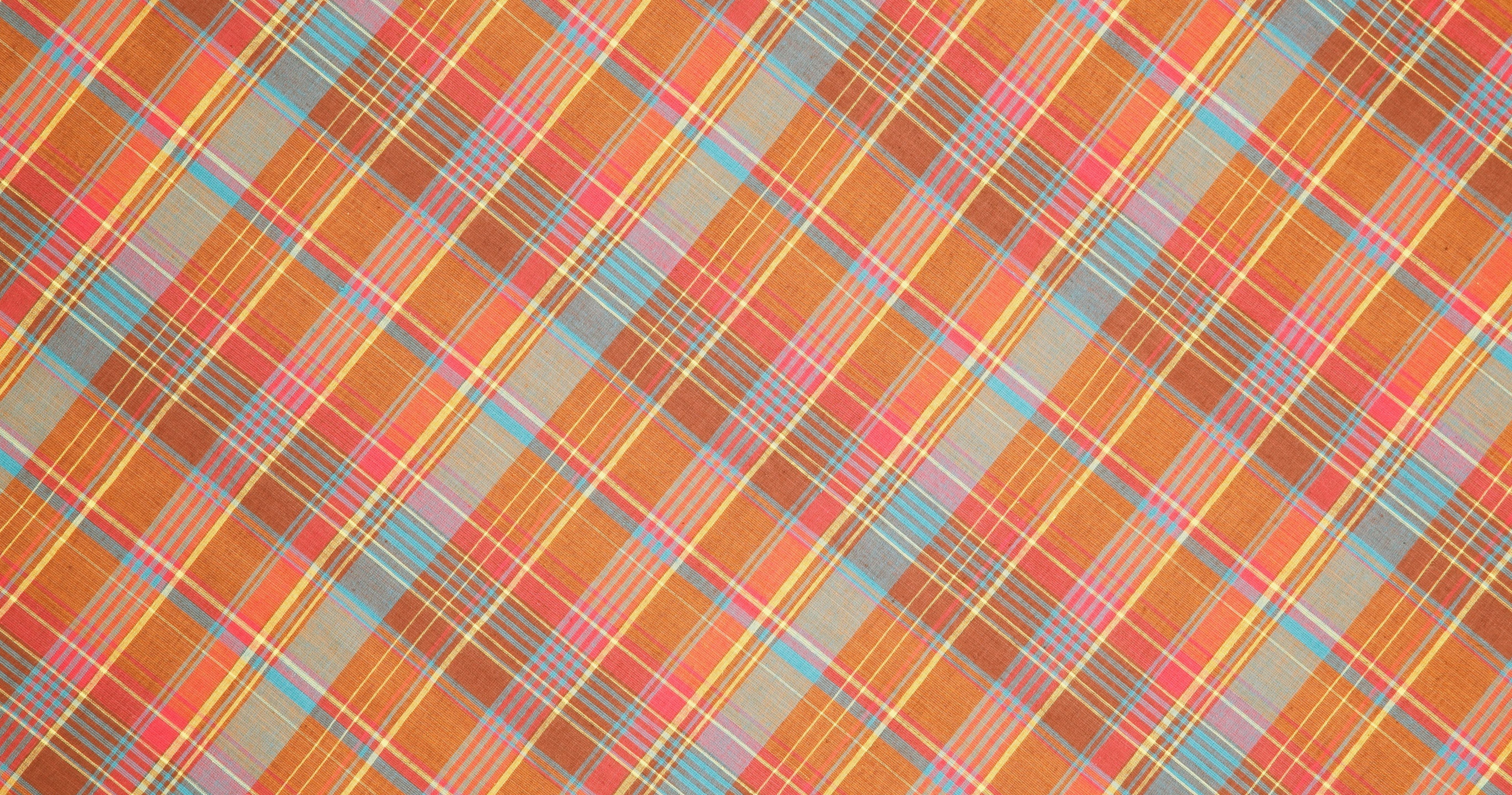 The Comeback of the Plaid Skirt: Why This Classic Look Still Slays in 2025 - Elora Moda