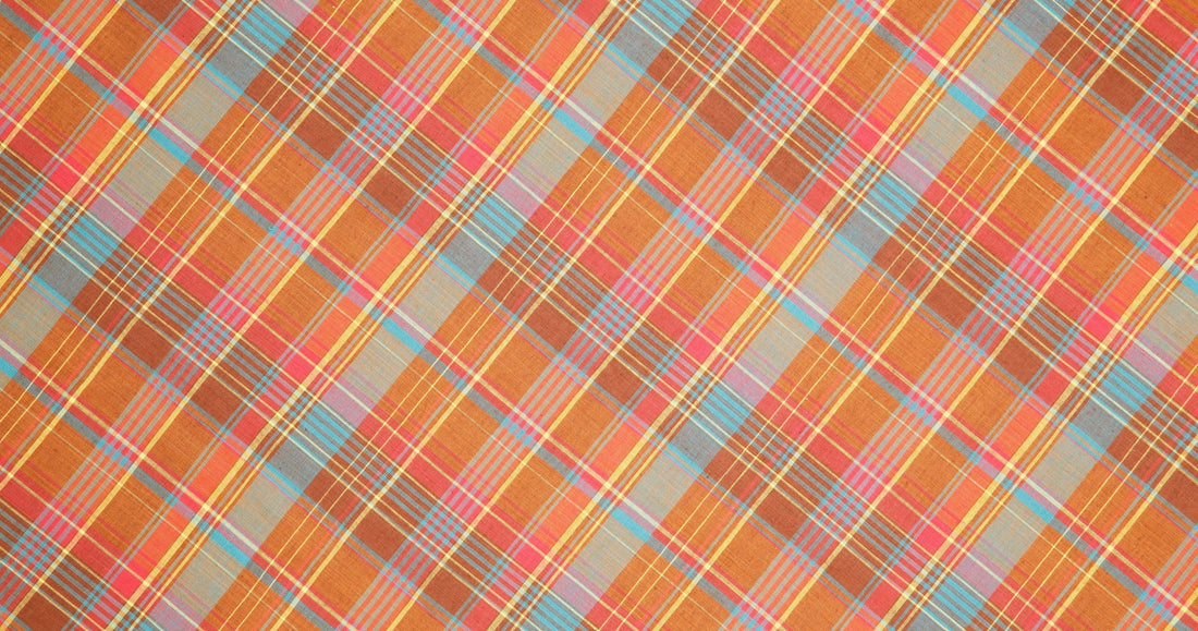 The Comeback of the Plaid Skirt: Why This Classic Look Still Slays in 2025 - Elora Moda